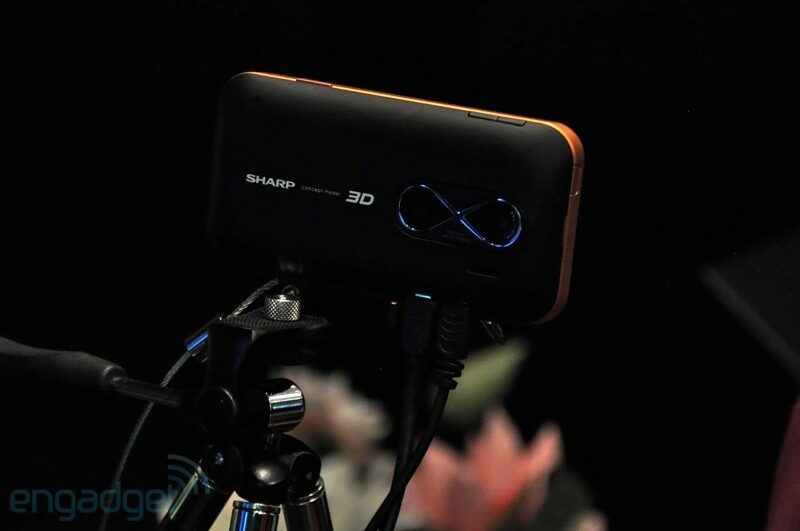 Sharp готовит мобильный телефон с 3D экраном и 3D камерой